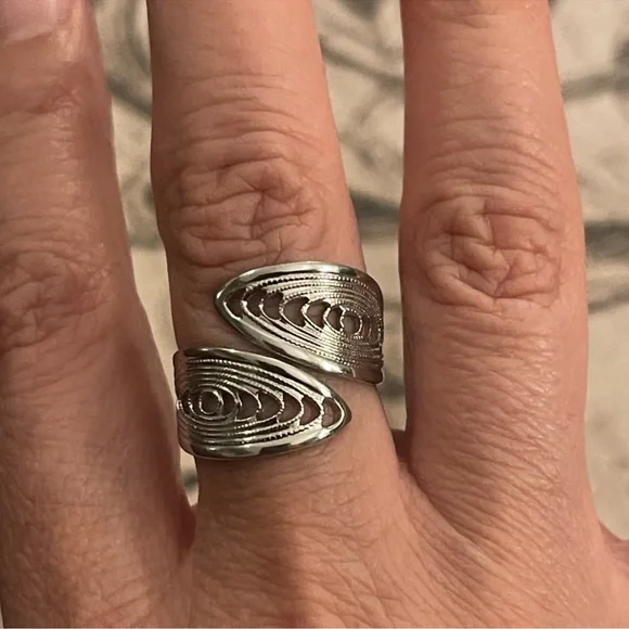 Sarah Coventry signed silver tone filigree size 8.0 ring - Picture 3 of 4